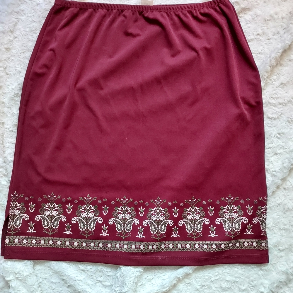 Vintage Maroon Pencil Skirt with Beautiful Appliqued Hemline Large Artsy Chic